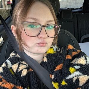 Meet your Posher, Alexia